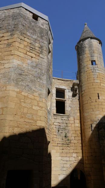 Chateau de Commarque - Tour octogonale desservant les logis