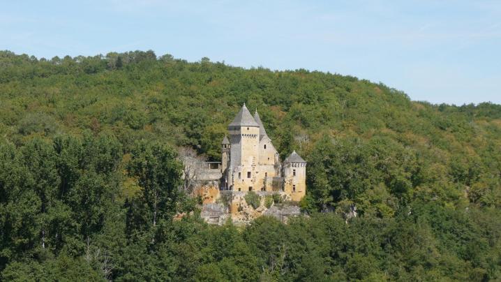Chateau de Commarque vue sur le Château de Laussel