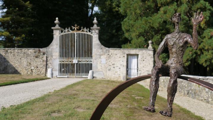 Chateau de Longpra - Portail, et sculpture de Mireille Belle (expo 2018)