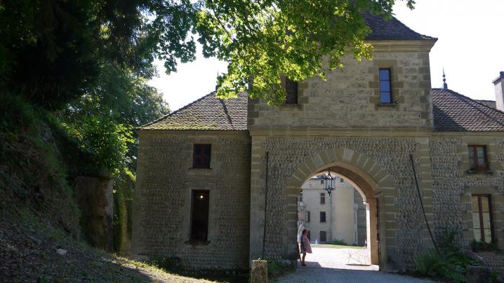 Chateau de Pupetieres - Porche d'entrée