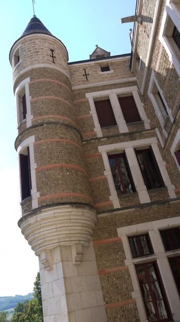 Chateau de Pupetieres - Détail tour en galets roulés, façade sud
