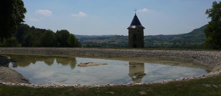 Chateau de Pupetieres - Vue sur l'étang, l'oratoire et le vallon de la Bourbre