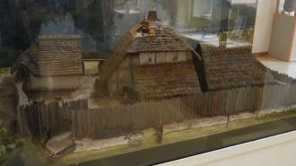 Musee archéologique du lac de Paladru - Maquette reconstituant l'habitat médieval de Colletière