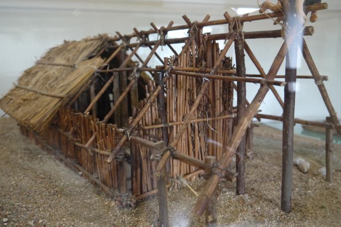 Musee archéologique du lac de Paladru - Maquette reconstituant l'habitat néolithique du site des Baigneurs