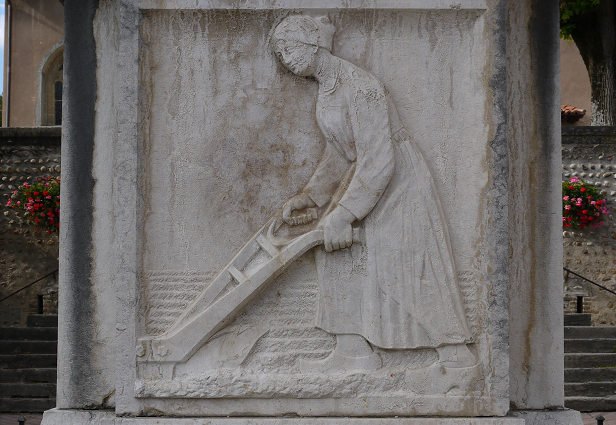 Bas relief du Monument aux Morts : femme travaillant aux champs (photo 2012)