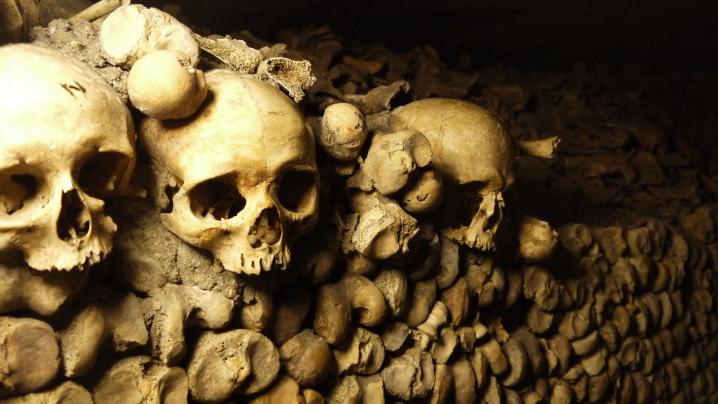 Paris - Catacombes - Des crânes et des fémurs par milliers, par millions...