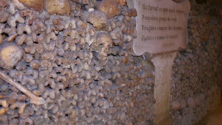 Paris - Catacombes - Des petites phrases ponctuent le parcours dans l'ossuaire