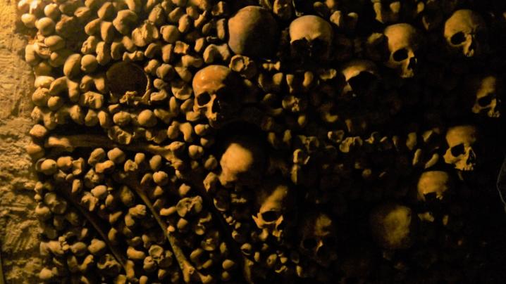Paris - Catacombes - Mise en scène des ossements ici coeur de crânes