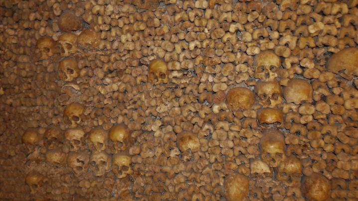 Paris - Catacombes - Mise en scène des ossements sous forme de croix