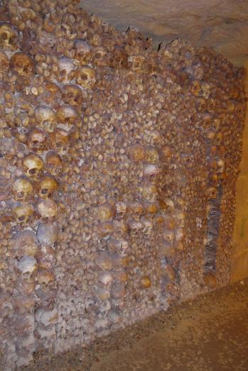 Paris - Catacombes - Mise en scène des ossements sous forme de porche et de croix