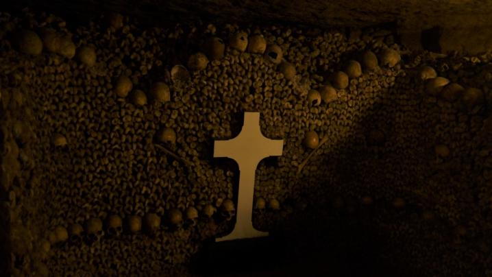 Paris - Catacombes - Mise en scène des ossements