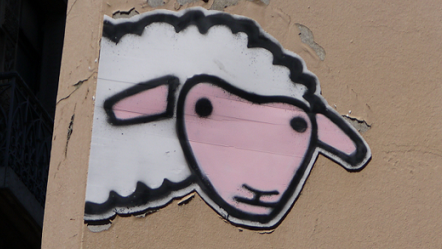 Un mouton au coin d'une rue à Grenoble
