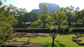 Sri Lanka - Jardins et ruines au pied du rocher de Sigiriya