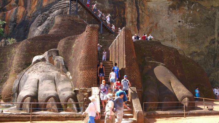 Sri Lanka - Sigiriya - Pattes du lion et quelques touristes