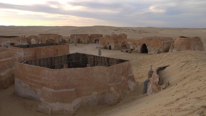 Tunisie - Mos Espa engloutie peu à peu par une dune de sable 2013